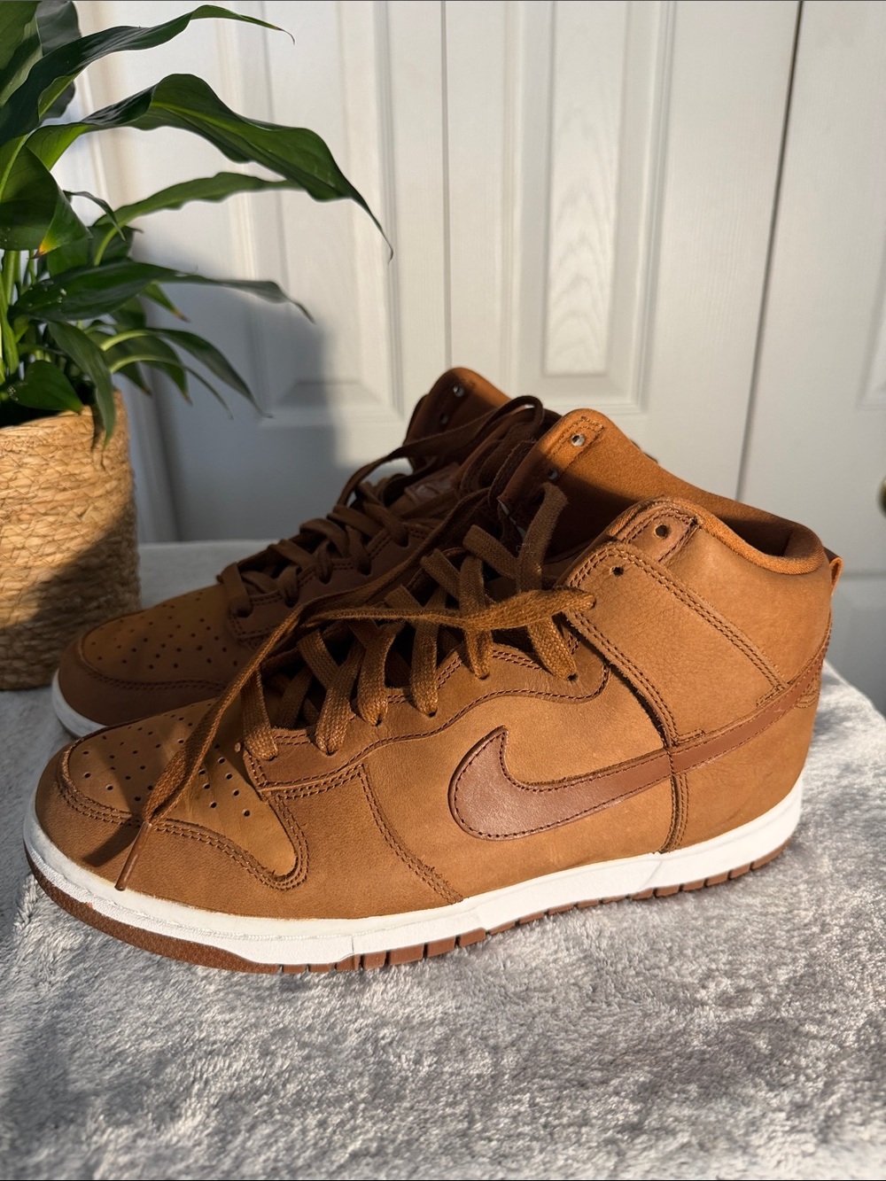 Nike High Dunk PRM Unisex Women 9.5/Men 8 Sneakers in Brown